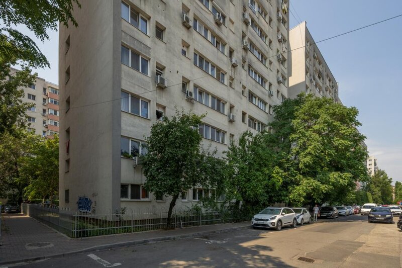 Titan, garsoniera cocheta, gata de mutat, la 500 metri distanta de statia de metrou.